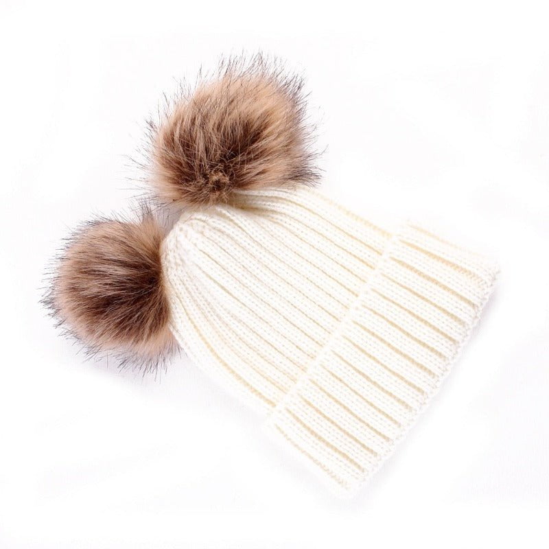 La boutique du chapeau Blanc Bonnet double Pompons en Fourrure